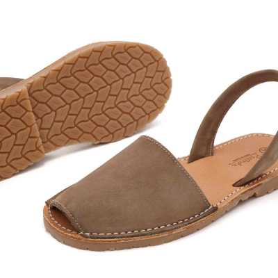 Menorquina Artesanal de Piel Topo - Pasitrote 2