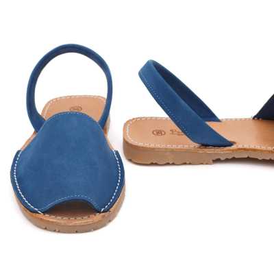 Menorquina de piel azul hecha artesanalmente en España - Pasitrote 2