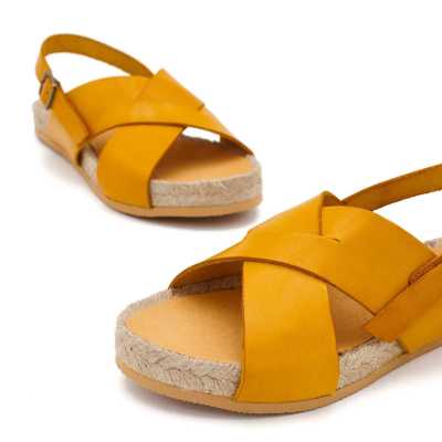 Sandalia Mostaza para NIña con suela de yute - Pasitrote 2