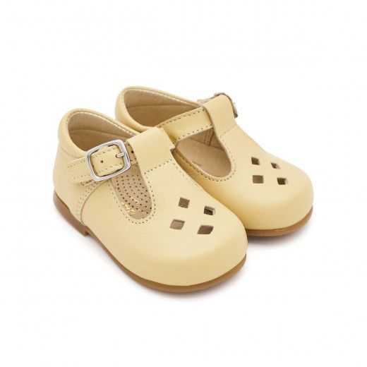 Zapato tipo Pepito para bebés de piel color amarillo vainilla marca Pasitrote 2