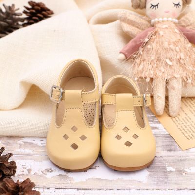 Zapato tipo Pepito para bebés de piel color amarillo vainilla marca Pasitrote