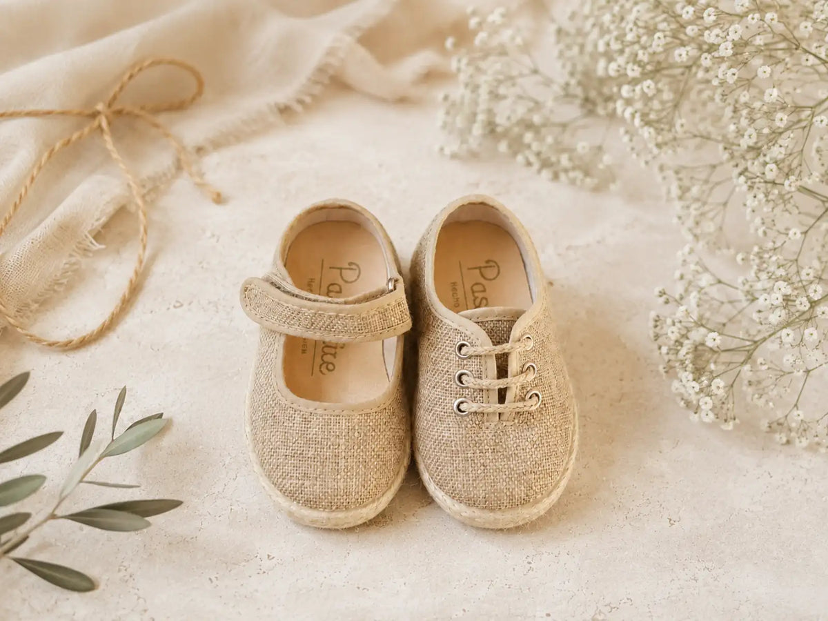 Zapatos a juego para niños y niñas en lino tostado