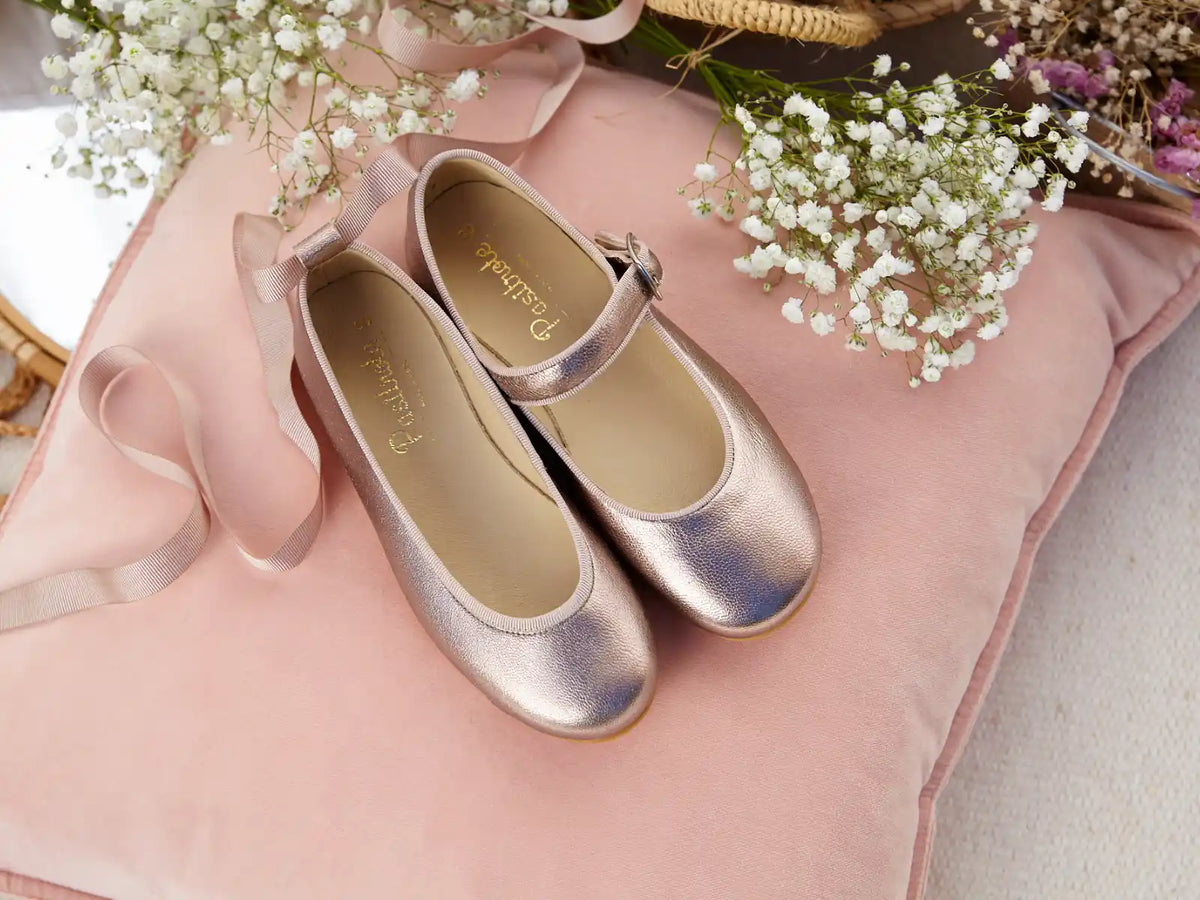 Zapatos a juego para niñas color oro viejo