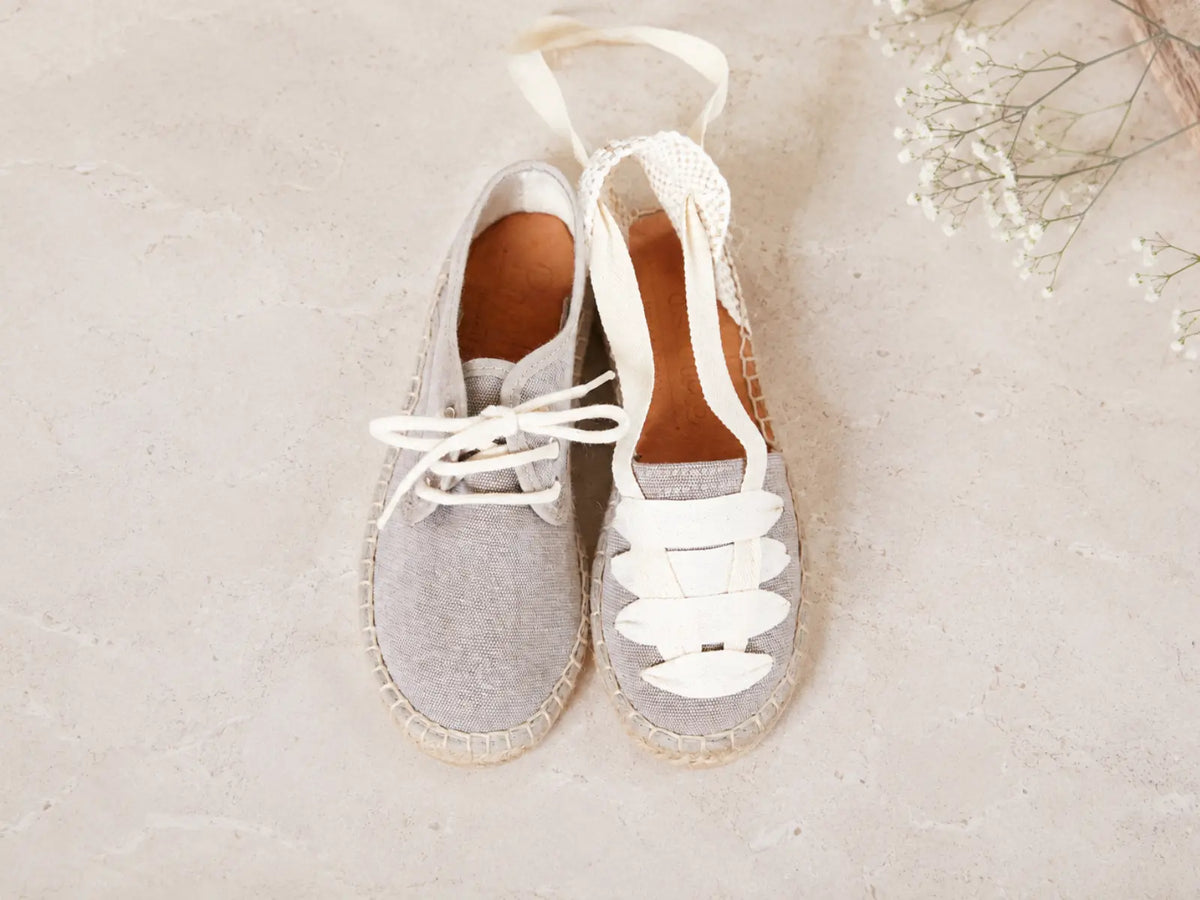 Zapatos de color taupe a juego para niños y niñas