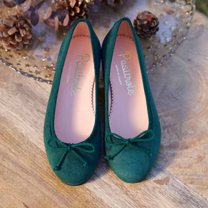 Bailarinas Clásicas Ante Verde