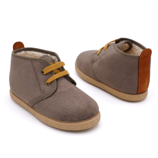 Botas color taupe para niños con borreguito Pasitrote