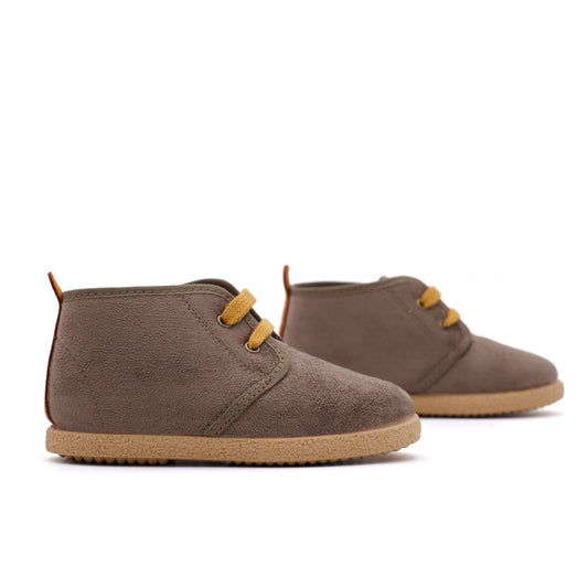 Botas color taupe para niños con borreguito