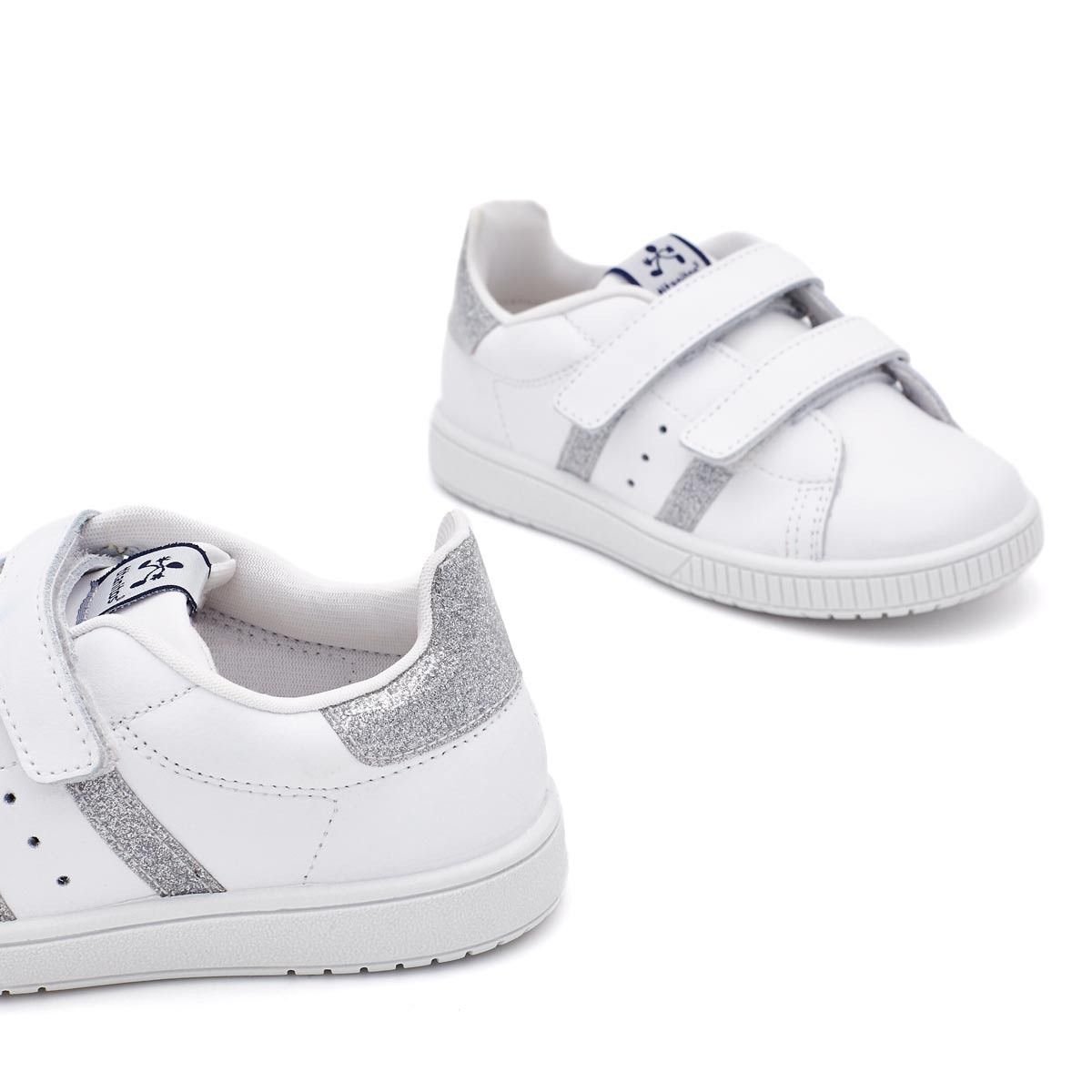 Zapatillas Blancas Tira Adherente Rayas Plata Titanitos
